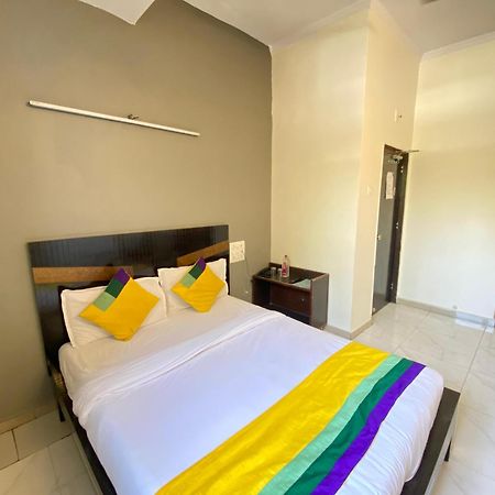 Hotel Aakash Navrangpura Ahmadabad Zewnętrze zdjęcie