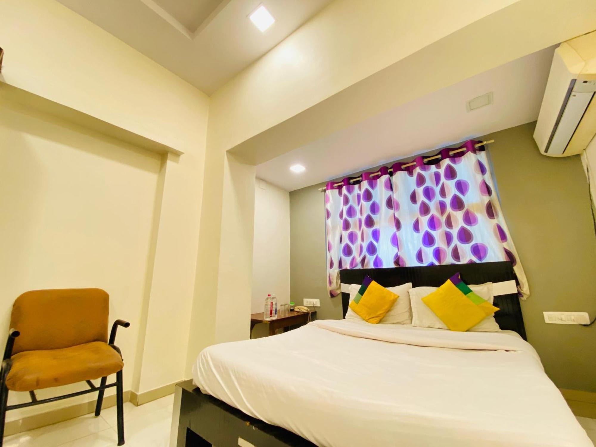 Hotel Aakash Navrangpura Ahmadabad Zewnętrze zdjęcie