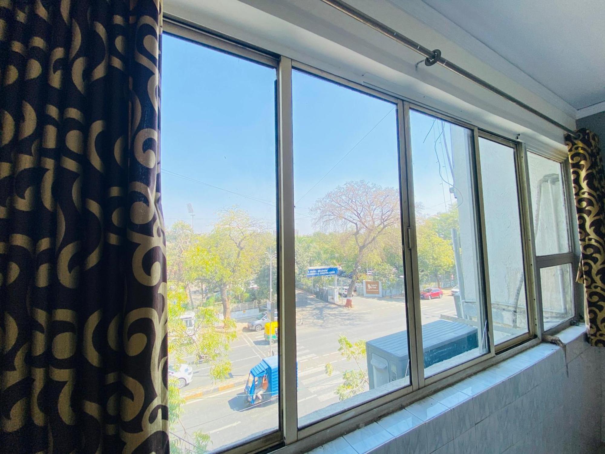 Hotel Aakash Navrangpura Ahmadabad Zewnętrze zdjęcie