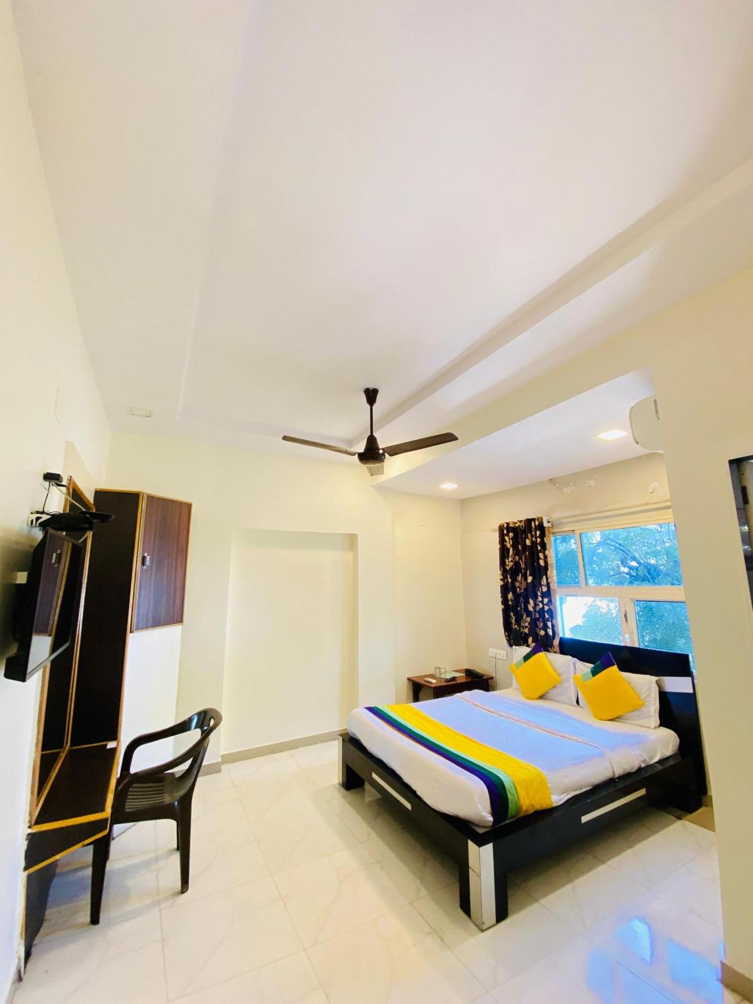 Hotel Aakash Navrangpura Ahmadabad Zewnętrze zdjęcie