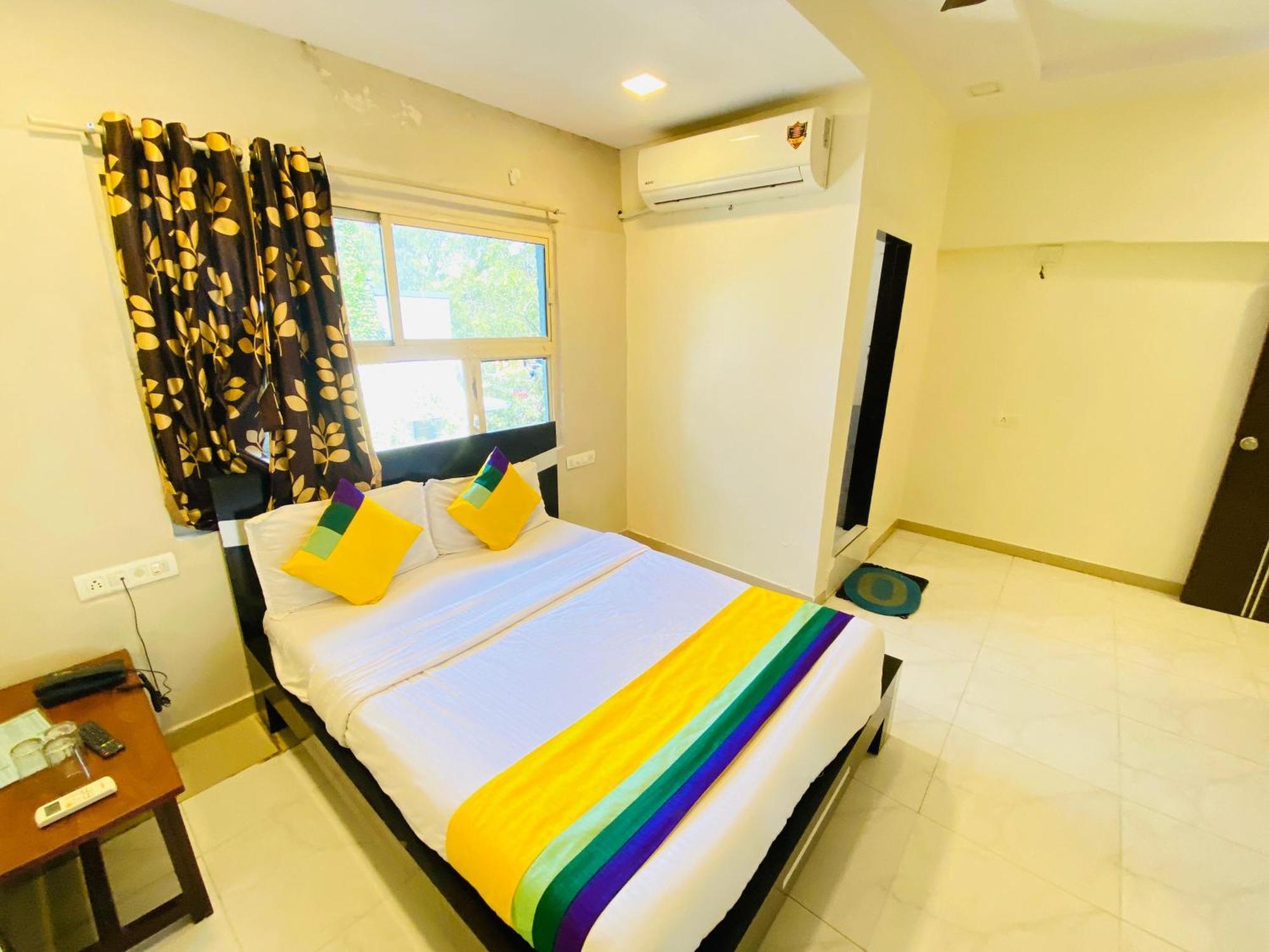 Hotel Aakash Navrangpura Ahmadabad Zewnętrze zdjęcie
