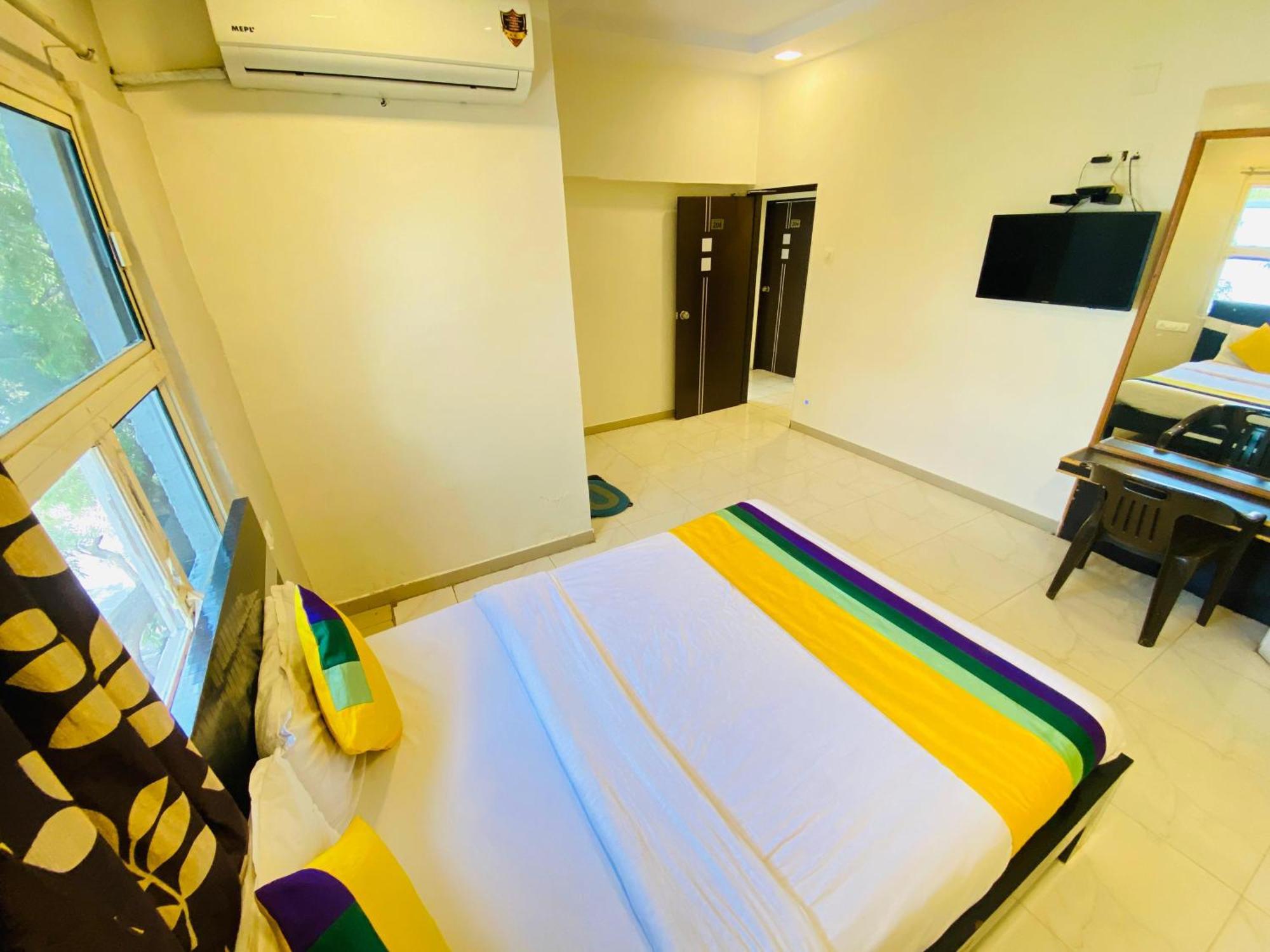 Hotel Aakash Navrangpura Ahmadabad Zewnętrze zdjęcie