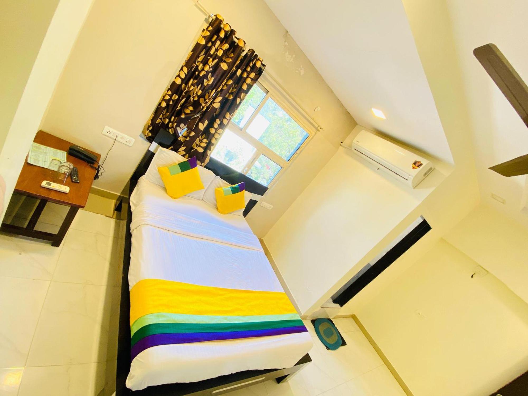 Hotel Aakash Navrangpura Ahmadabad Zewnętrze zdjęcie