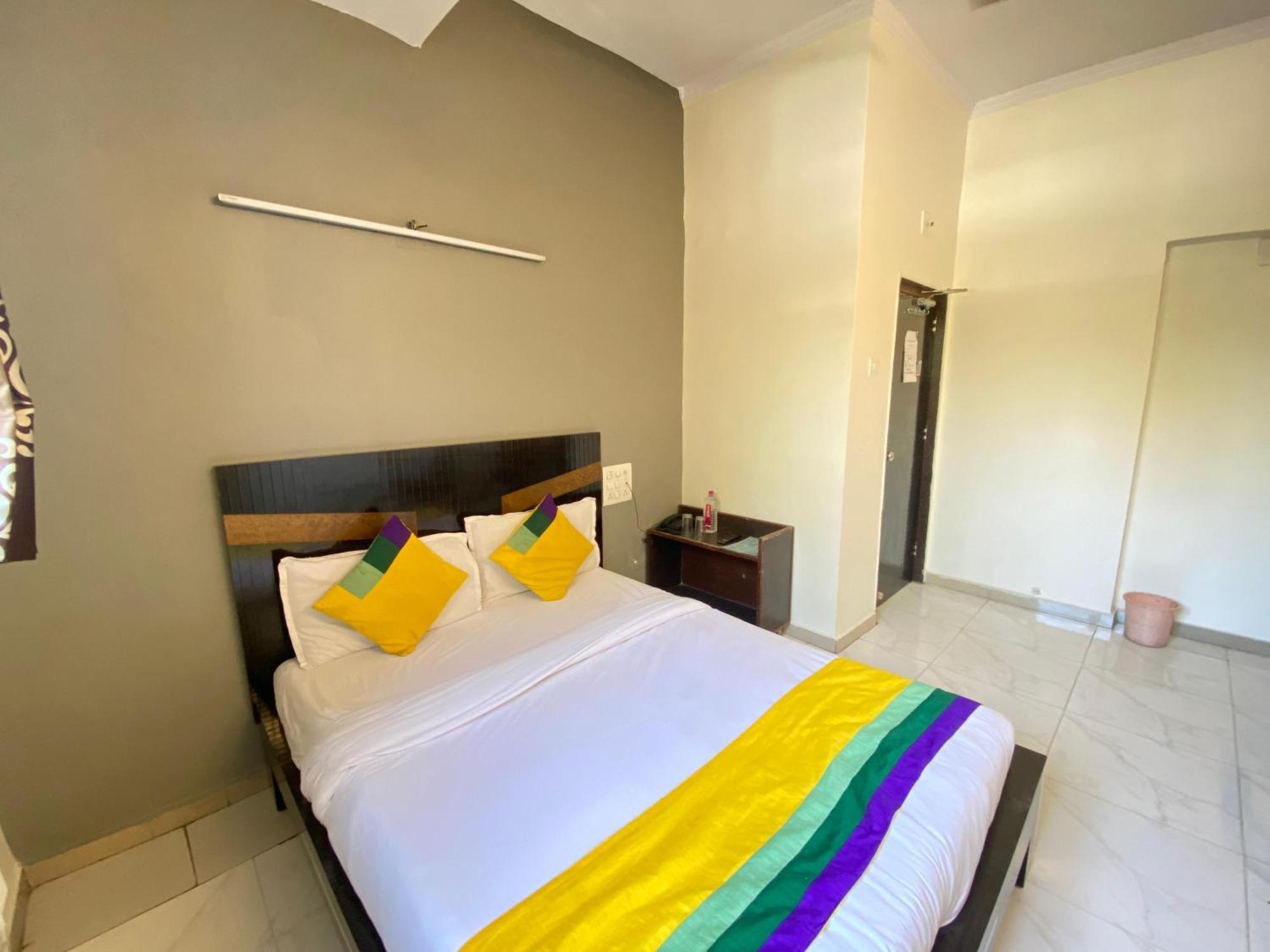 Hotel Aakash Navrangpura Ahmadabad Zewnętrze zdjęcie