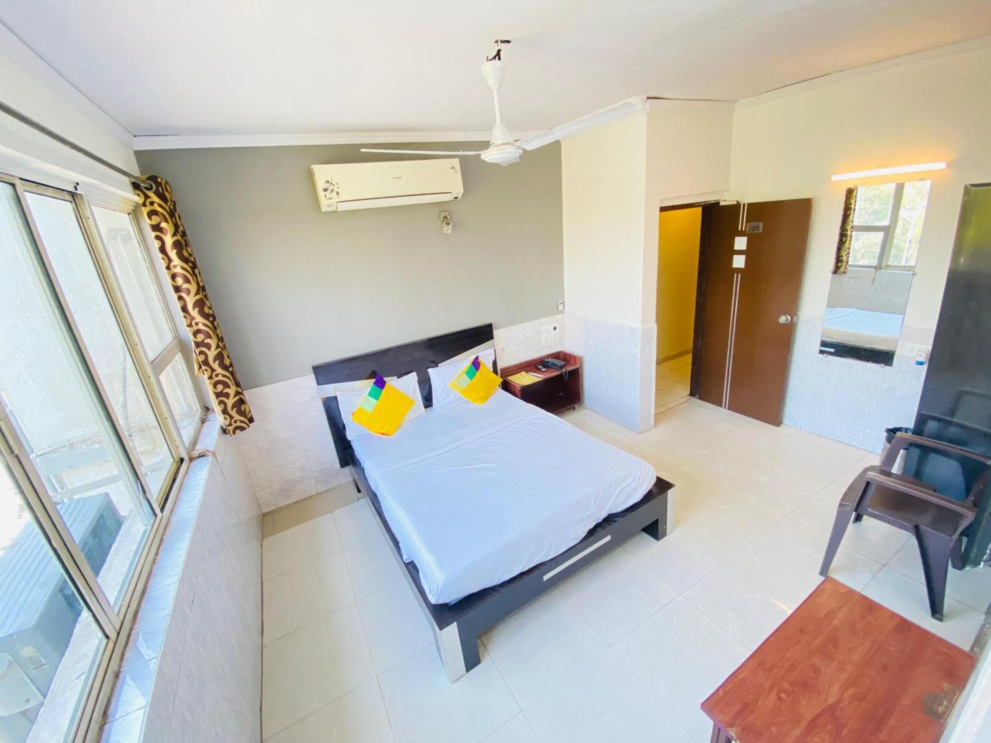 Hotel Aakash Navrangpura Ahmadabad Zewnętrze zdjęcie