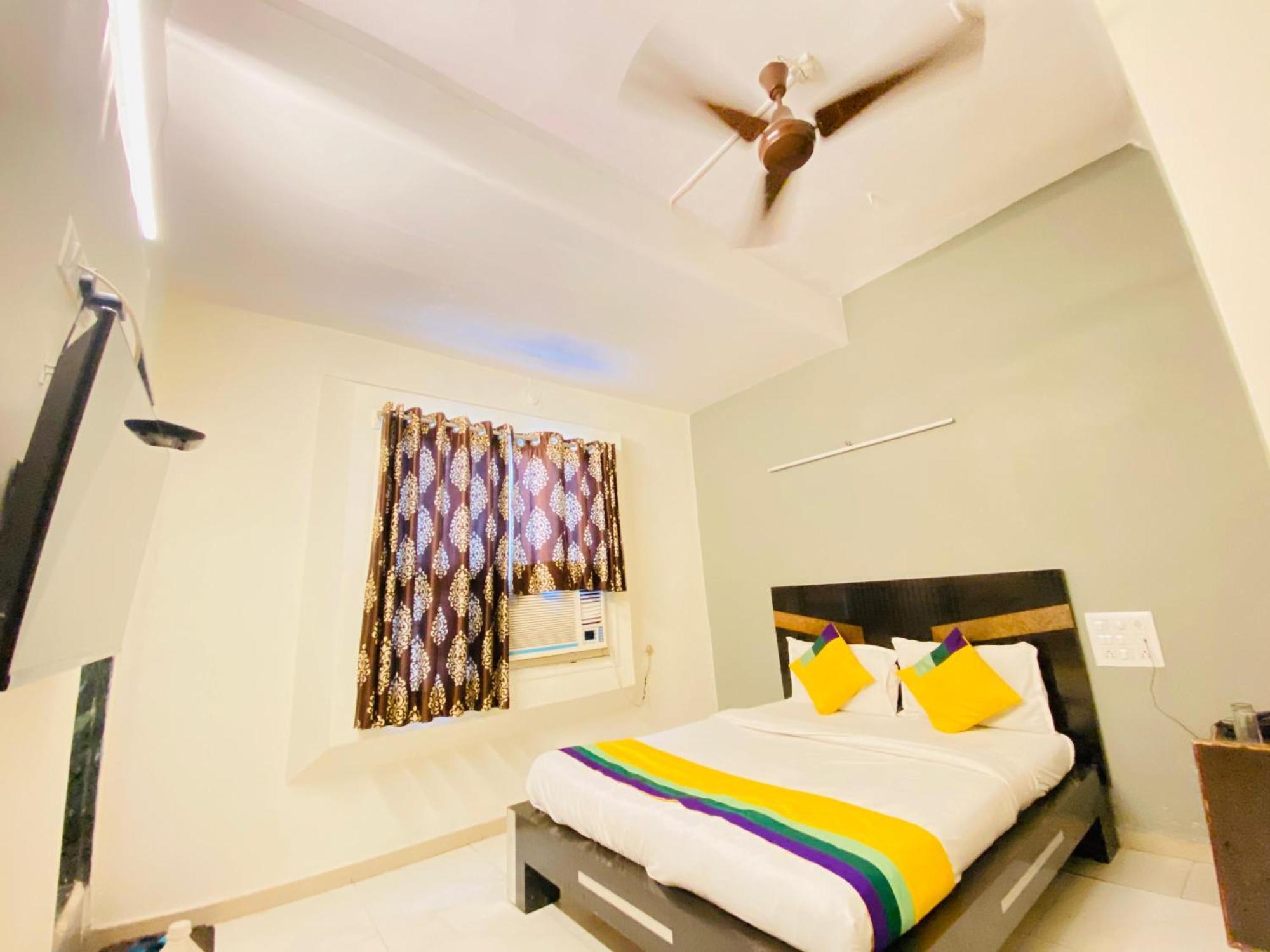 Hotel Aakash Navrangpura Ahmadabad Zewnętrze zdjęcie