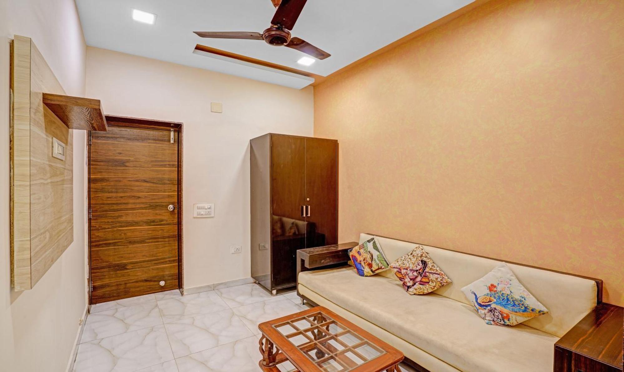 Hotel Aakash Navrangpura Ahmadabad Zewnętrze zdjęcie