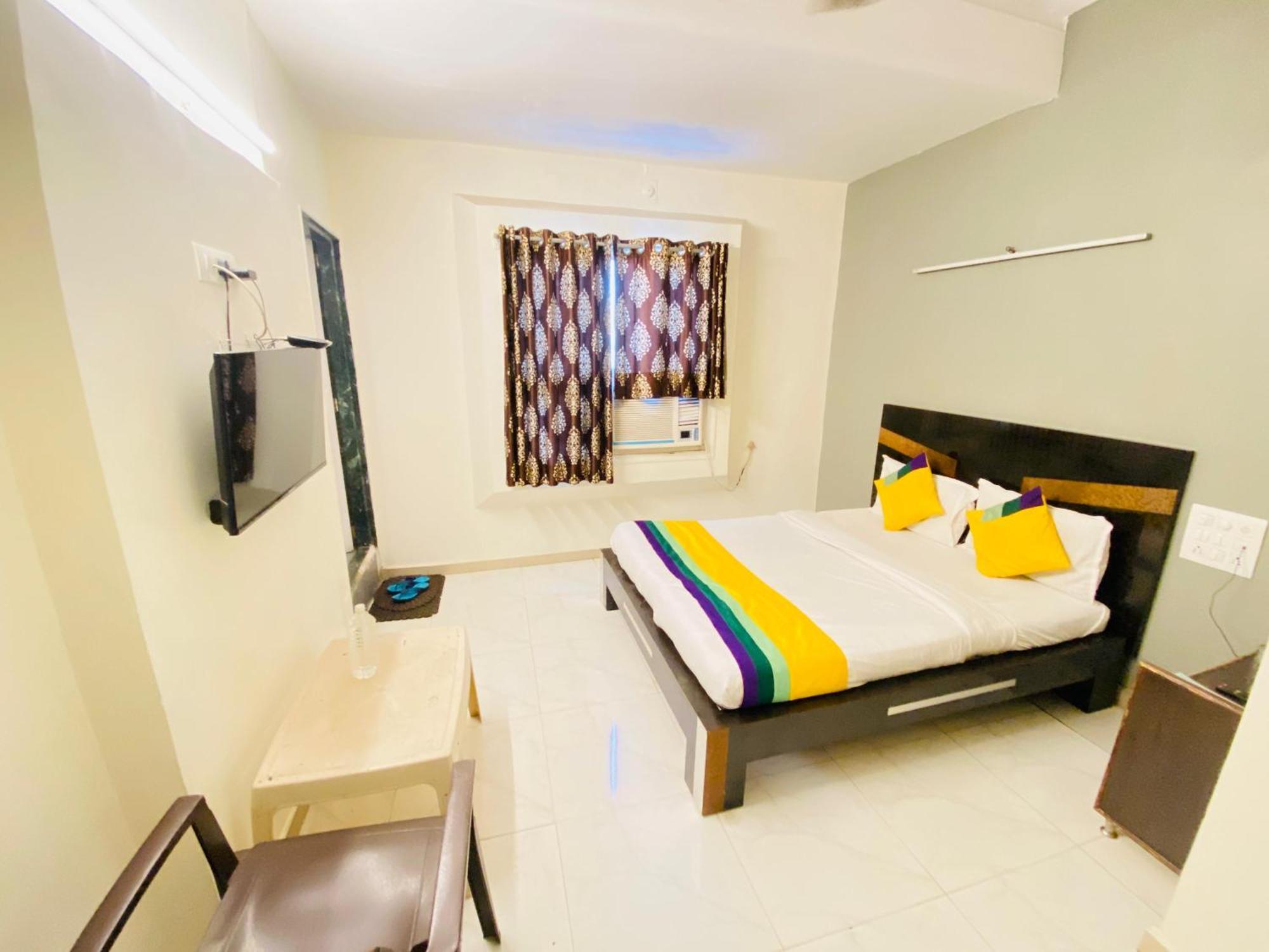Hotel Aakash Navrangpura Ahmadabad Zewnętrze zdjęcie