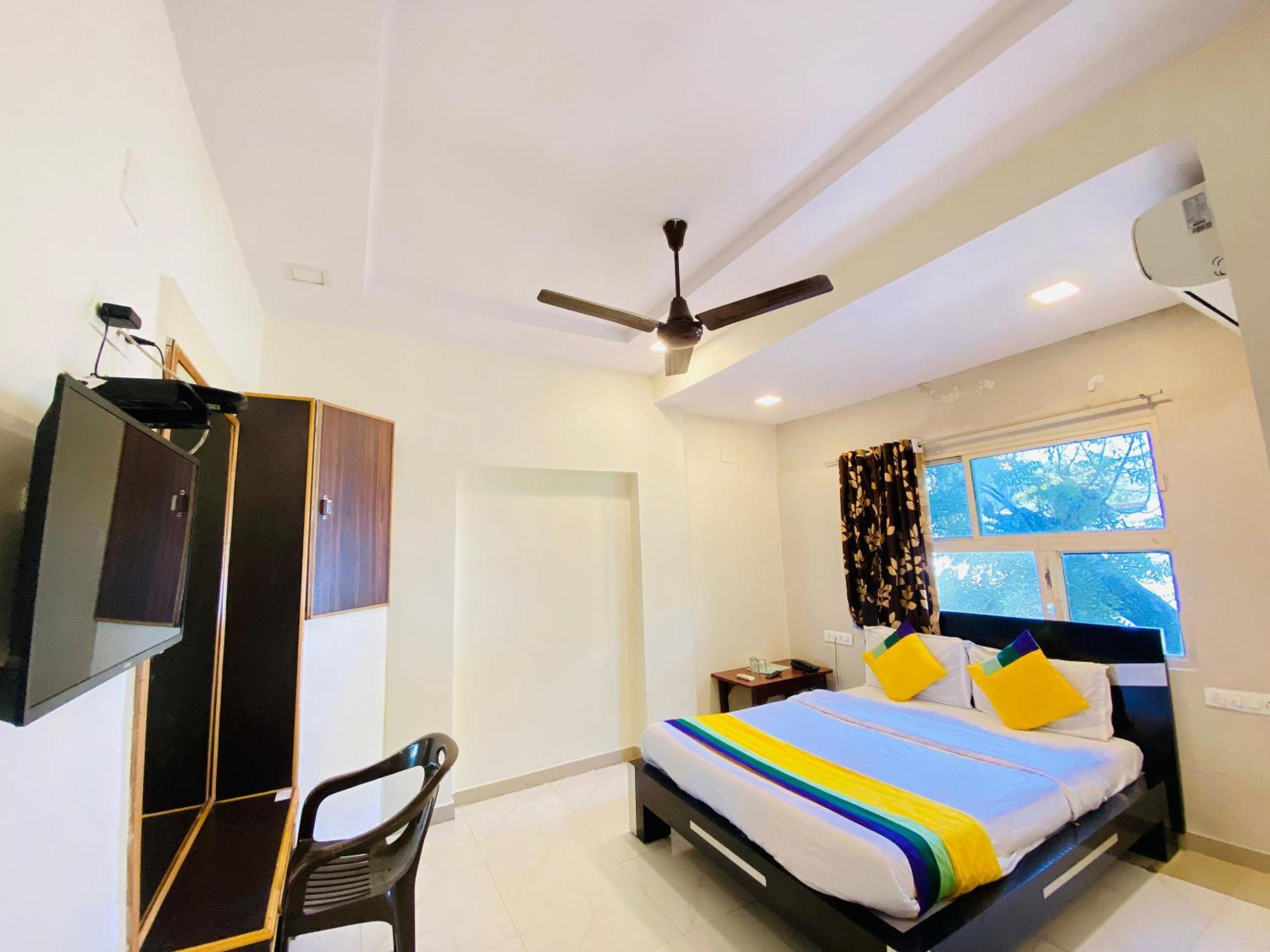 Hotel Aakash Navrangpura Ahmadabad Zewnętrze zdjęcie