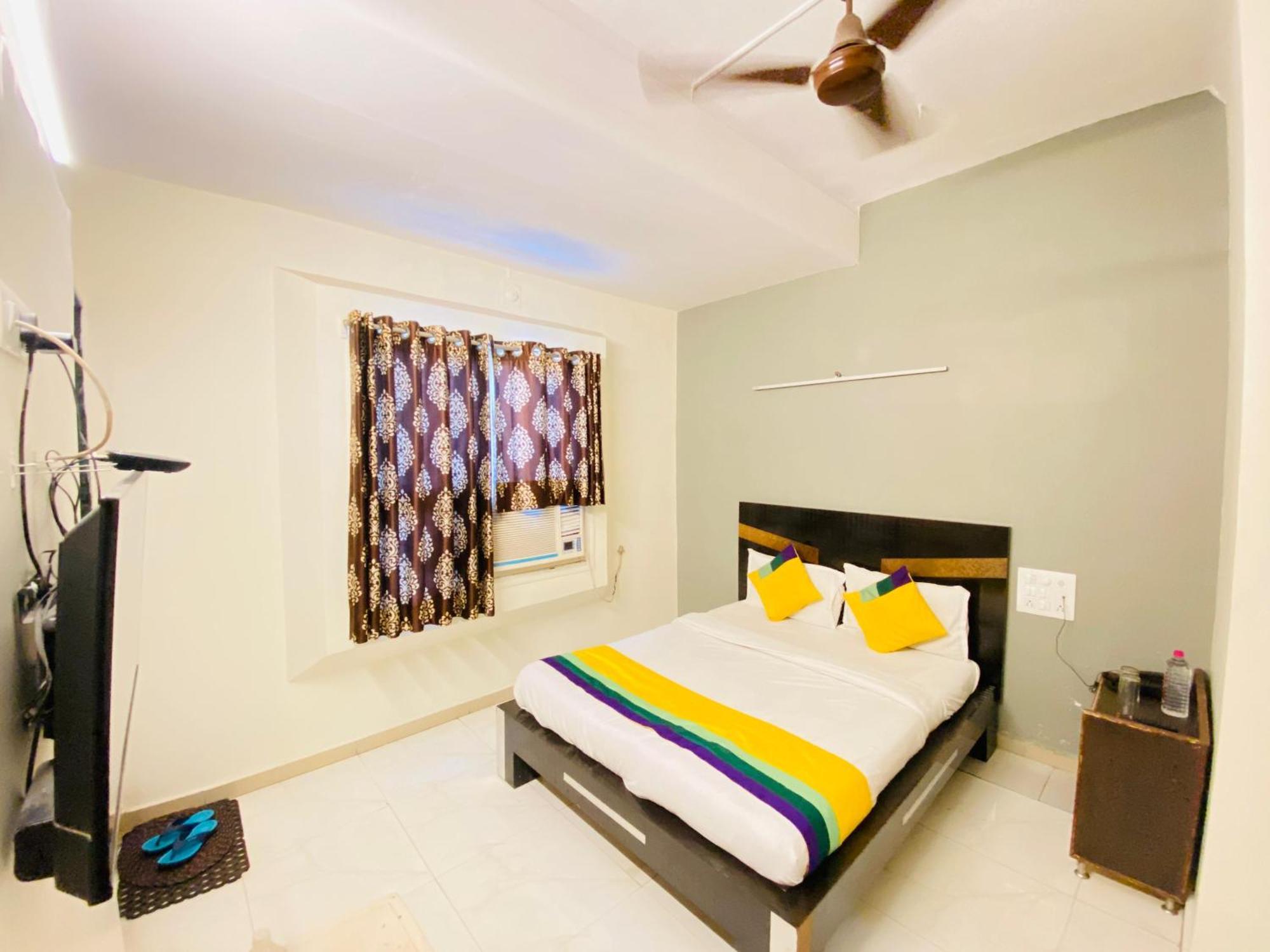Hotel Aakash Navrangpura Ahmadabad Zewnętrze zdjęcie