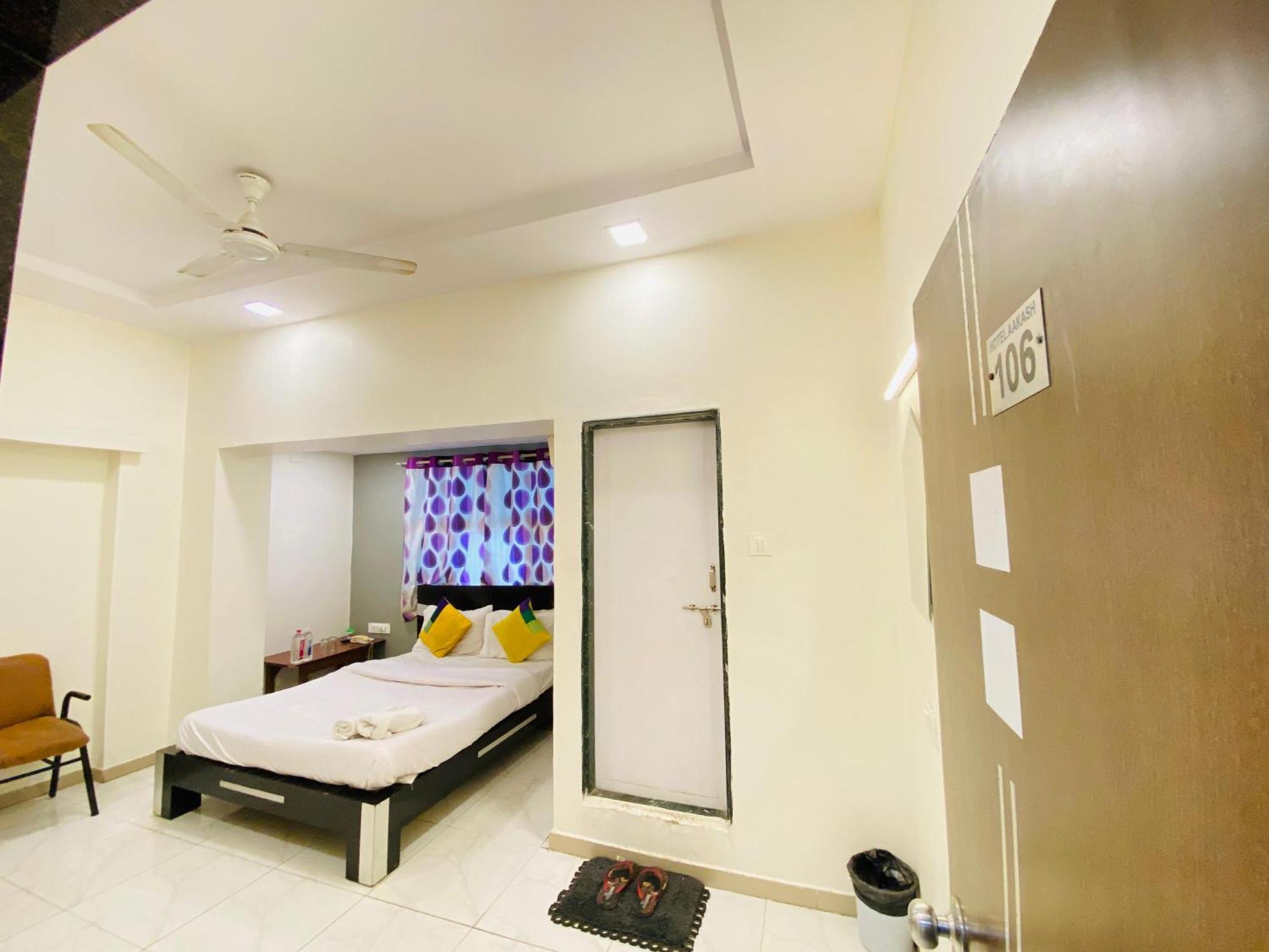 Hotel Aakash Navrangpura Ahmadabad Zewnętrze zdjęcie