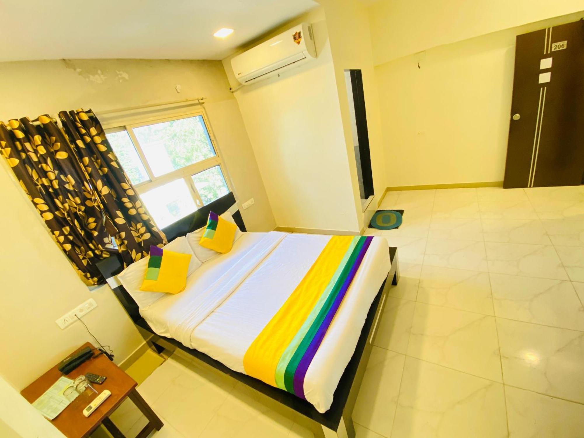 Hotel Aakash Navrangpura Ahmadabad Zewnętrze zdjęcie